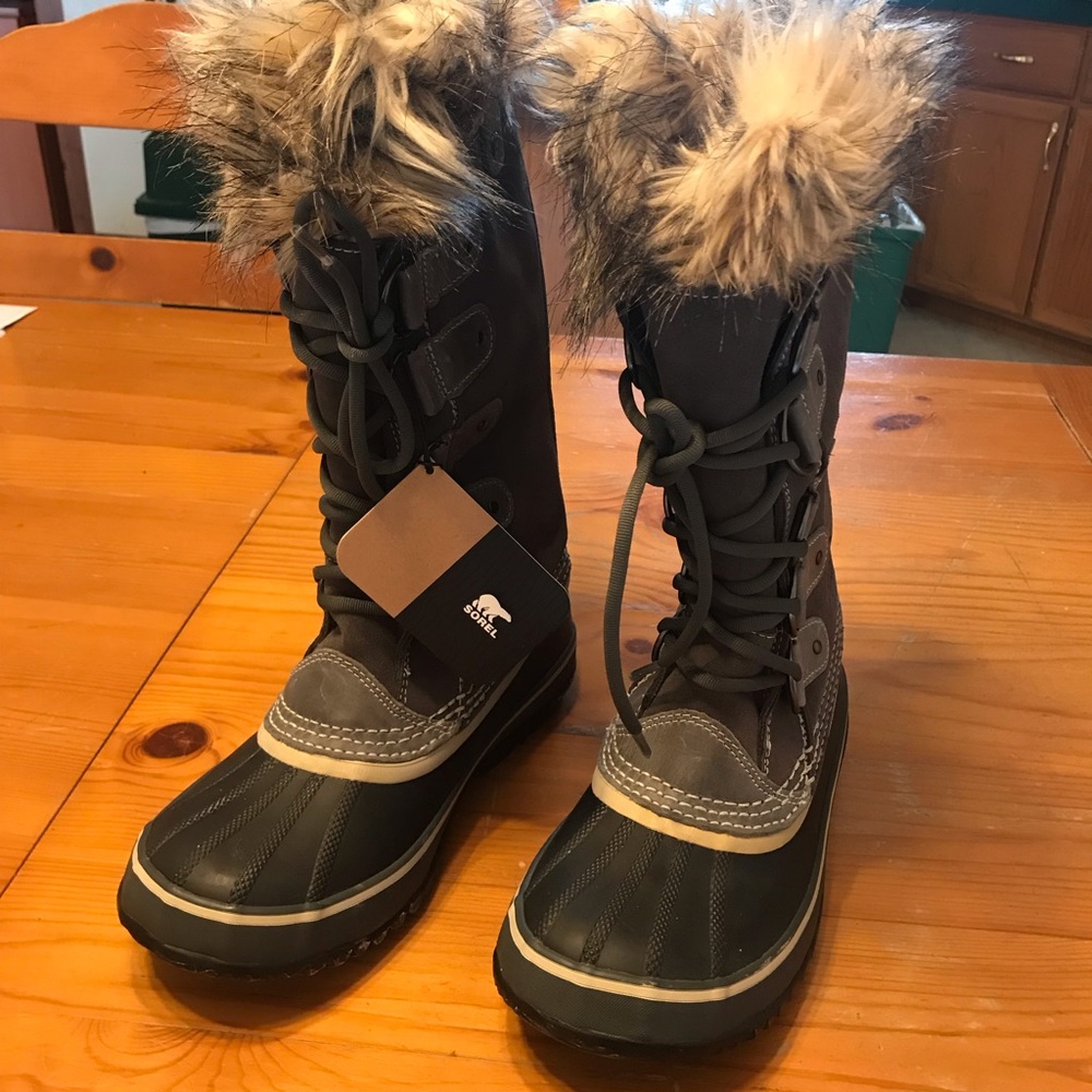 SOREL - NWT - Sz 8 Joan of Arctic Boots - Black
